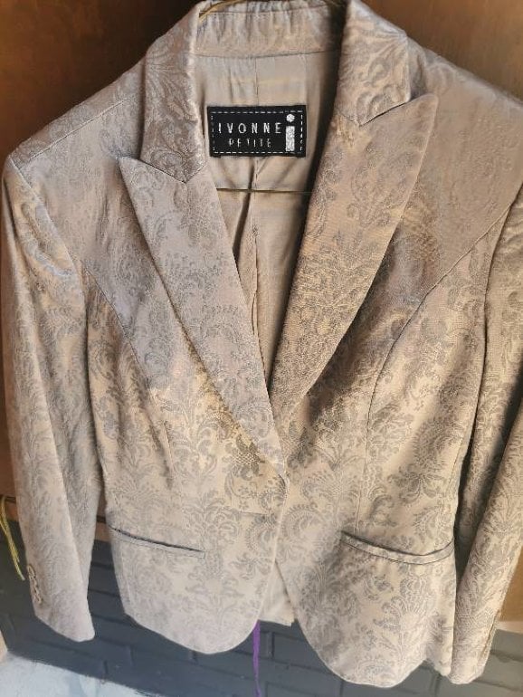 Traje Ivonne Petite de segunda mano - GoTrendier