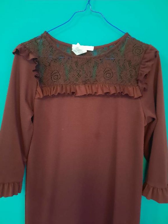 Vestido color vino con detalle de encaje de Cklass de segunda mano -  GoTrendier
