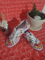 Tenis GUESS print de flores Talla 4 de segunda mano - GoTrendier