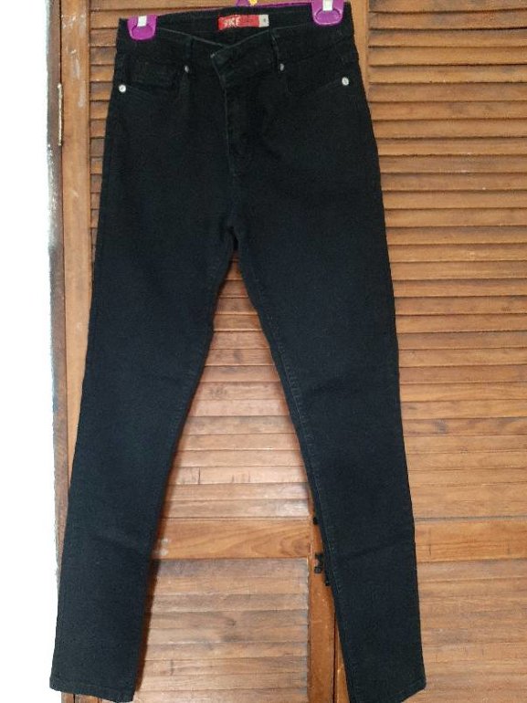 PANTALÓN NEGRO DE MEZCLILLA de 4kf de segunda mano - GoTrendier