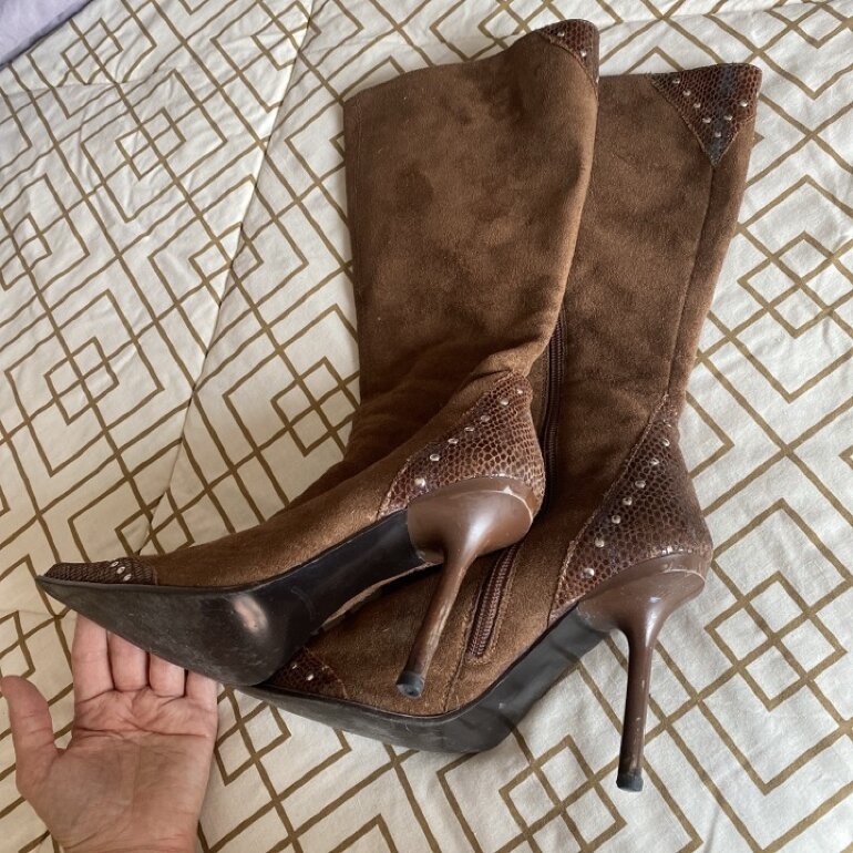 Botas cafes de gamuza de La Milagresa de segunda mano - GoTrendier