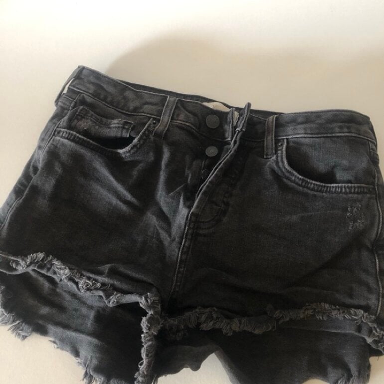 Mini shorts mezclilla negros de Forever 21 de segunda mano - GoTrendier