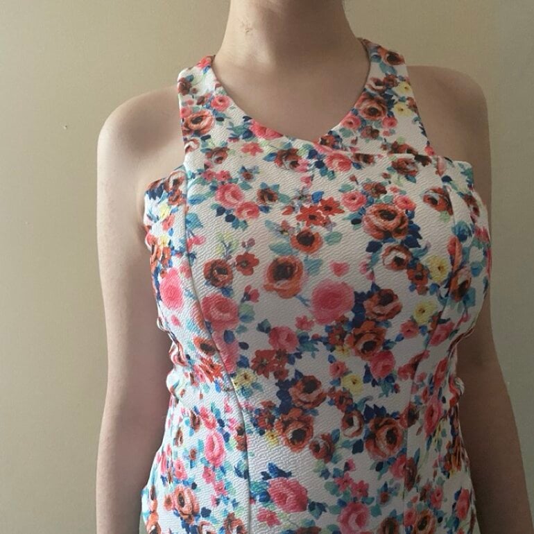 Blusa floreada blanca de Ilusión de segunda mano GoTrendier