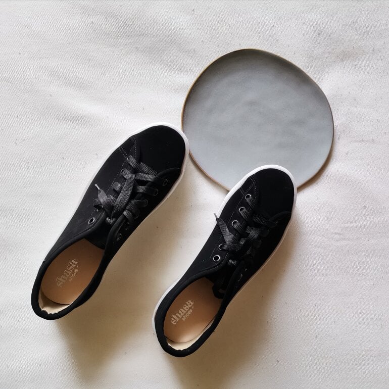 Tenis negros plataforma blanca de Shasa de segunda mano - GoTrendier