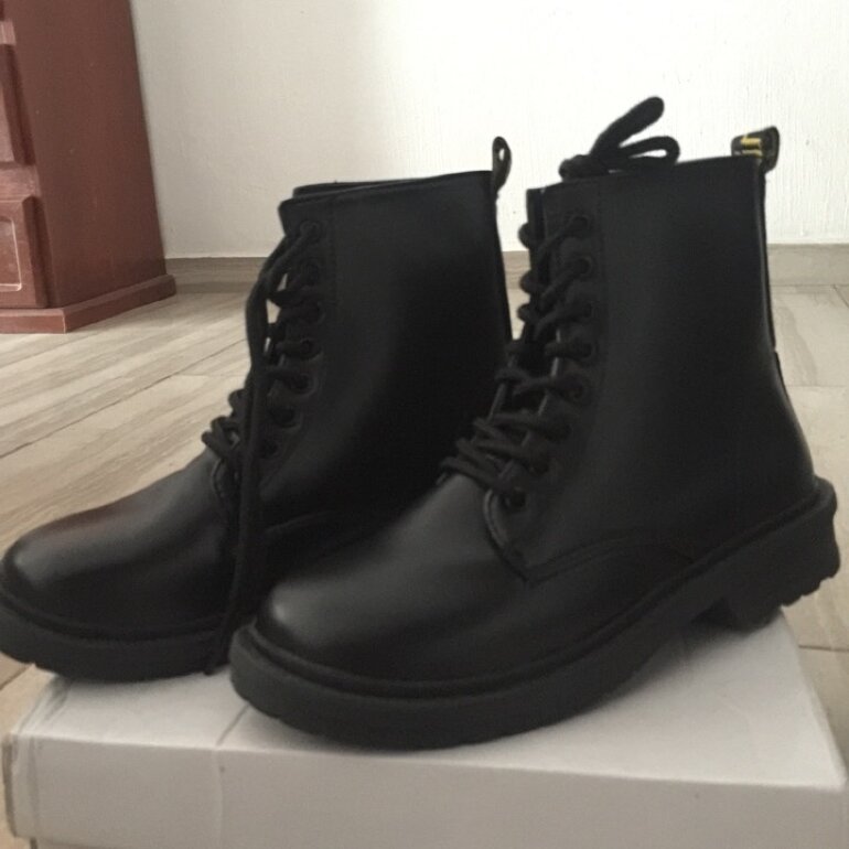 Botas negras militar de Shein de segunda mano - GoTrendier
