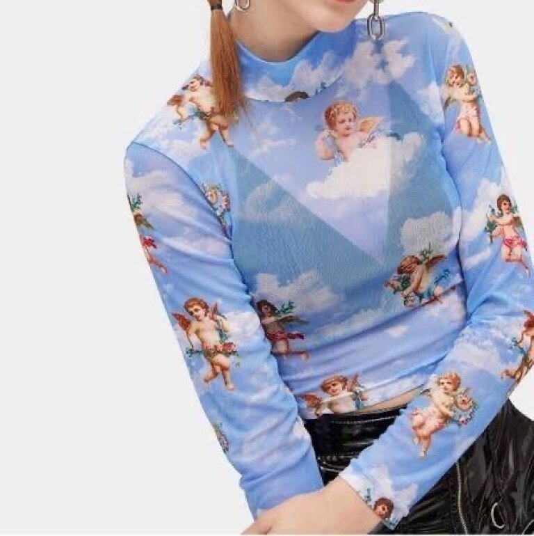 Top azul con ángeles. de Shein de segunda mano - GoTrendier