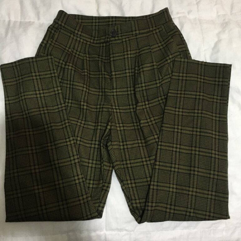 Pantalon a cuadros verde militar de Forever 21 de segunda mano - GoTrendier
