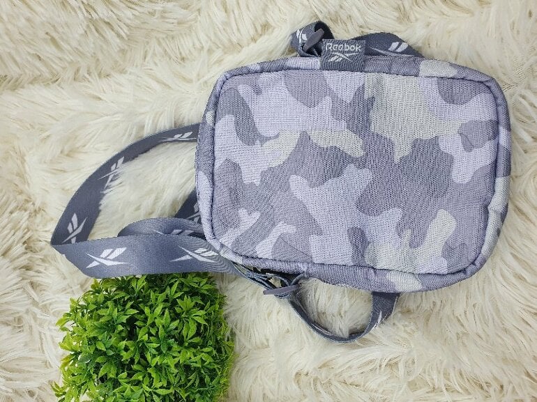 Mariconera camuflajeada lila Reebok de segunda mano - GoTrendier