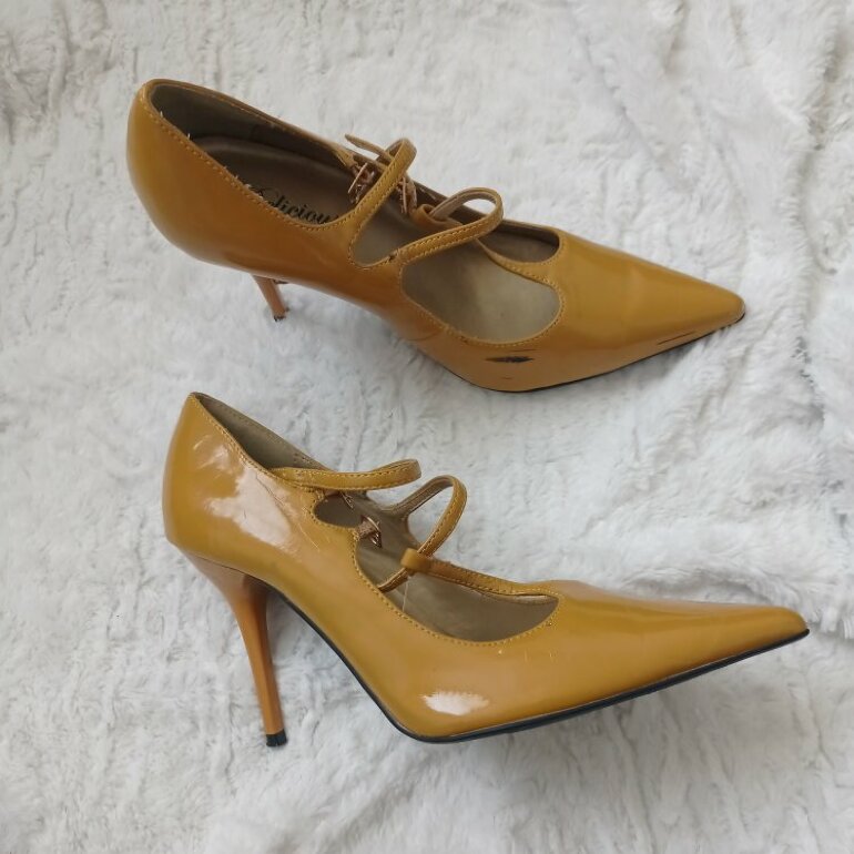 Tacones mostaza marca delicious de segunda mano - GoTrendier