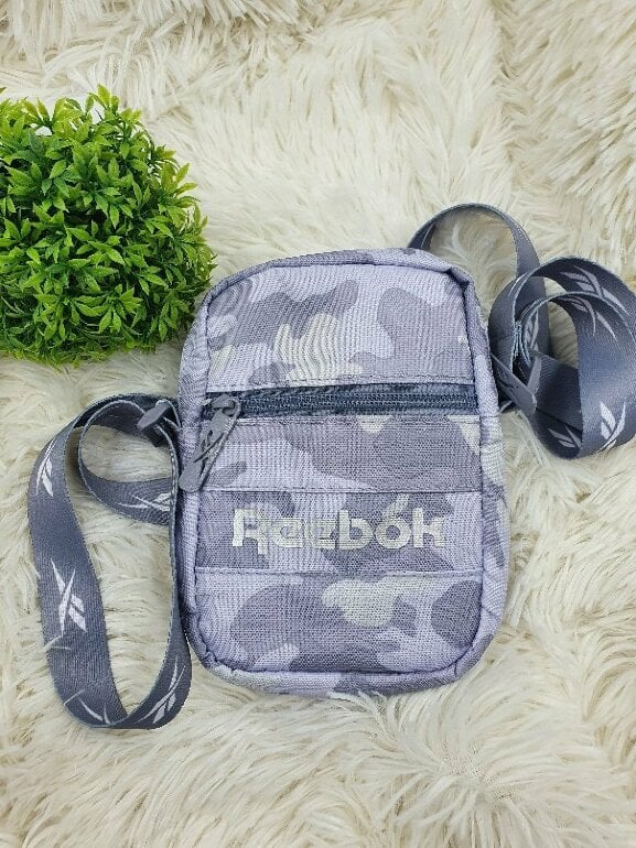 Mariconera camuflajeada lila Reebok de segunda mano - GoTrendier