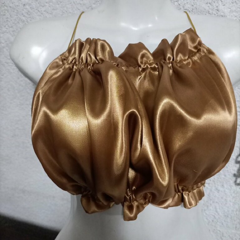 Elegante Crop top dorado de Otras marcas de segunda mano GoTrendier