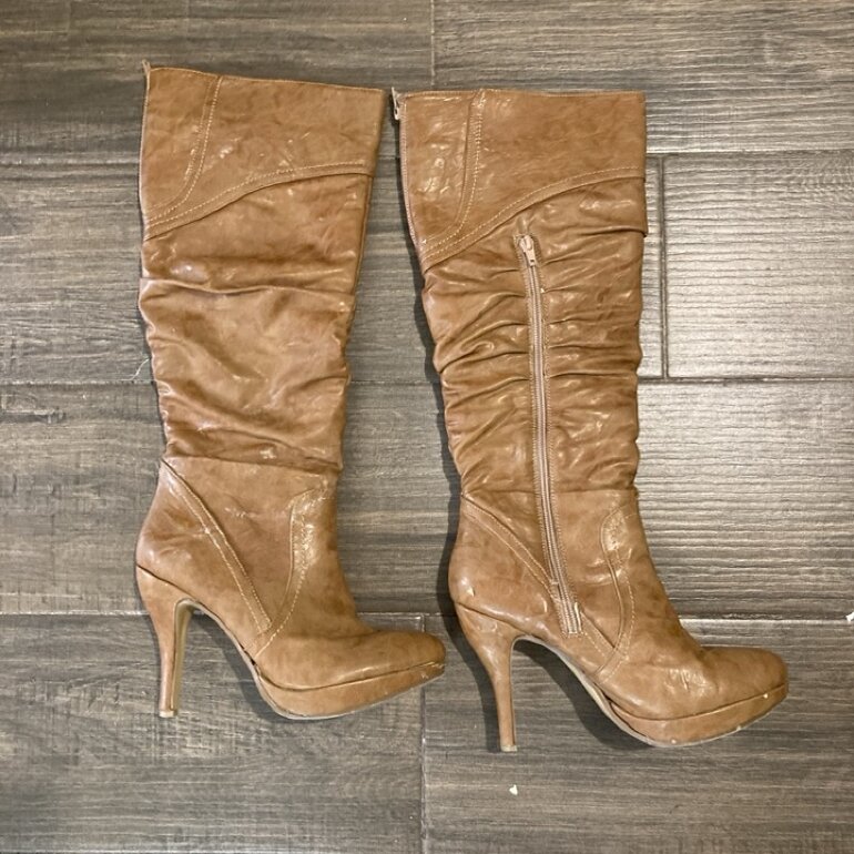 Botas largas ocre de Capa de Ozono de segunda mano - GoTrendier