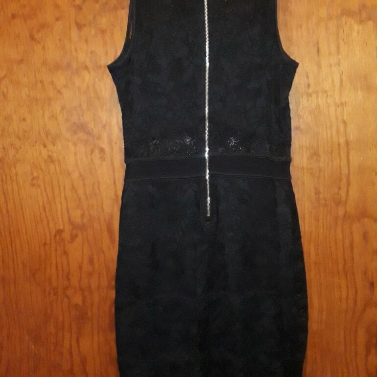 Vestido negro Guess de segunda mano GoTrendier