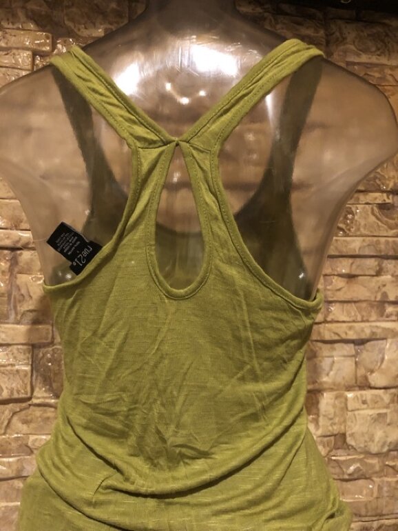 Blusa con adornos enfrente de Rue 21 de segunda mano GoTrendier