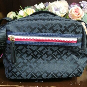Mariconera negra tommy hilfiger de segunda mano - GoTrendier