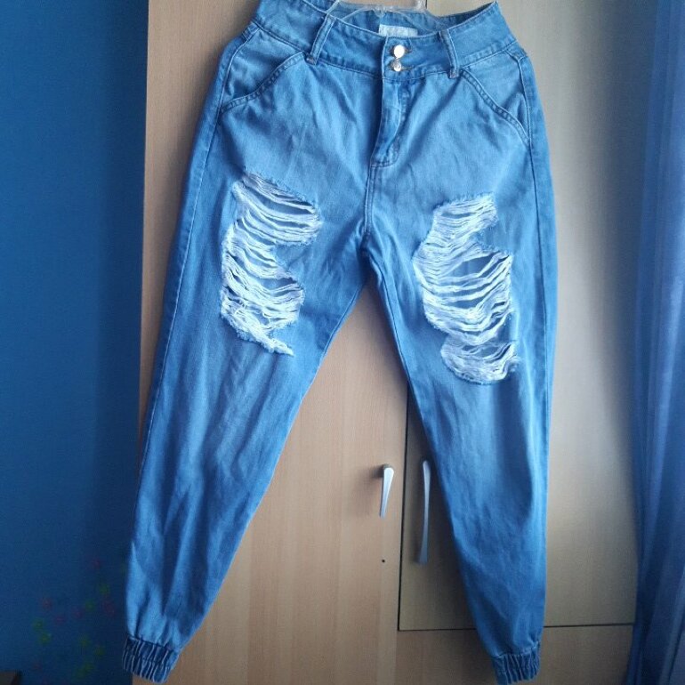 Mom jeans desgarrados de Nahomi de segunda mano - GoTrendier