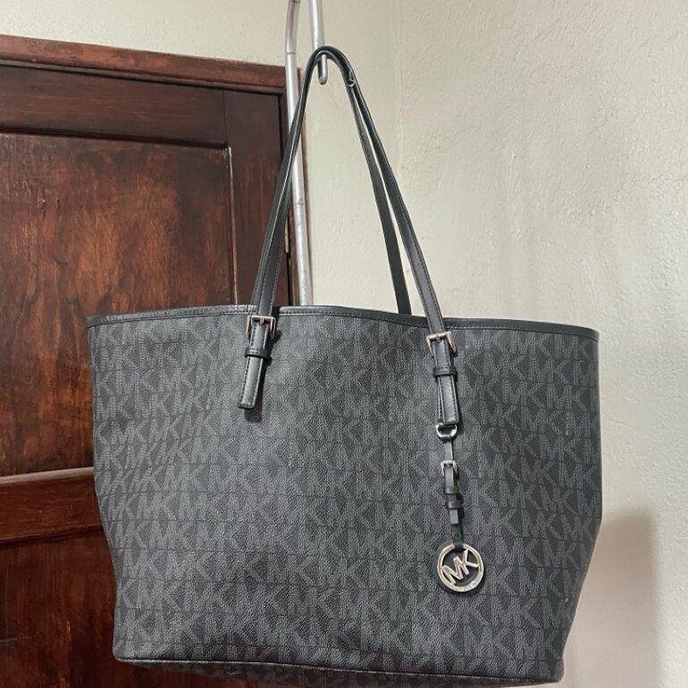 michael kors black monogram bolsa