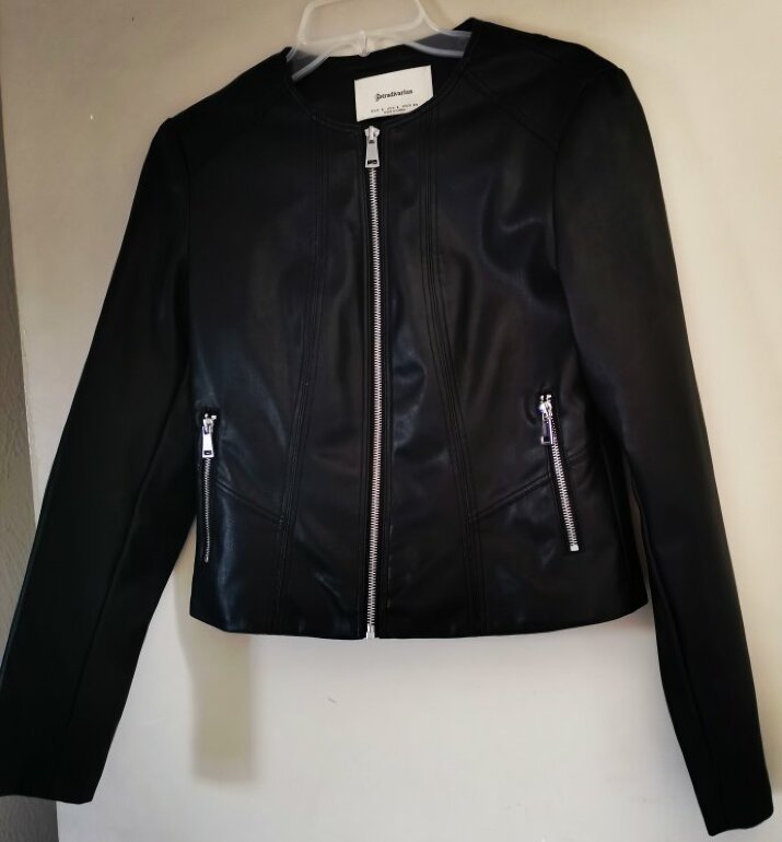 Chamarra tipo piel de Stradivarius de segunda mano - GoTrendier