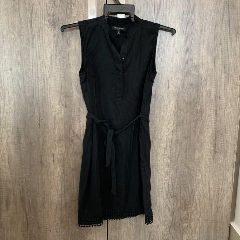 Vestido negro con cinto de Banana Republic de segunda mano - GoTrendier