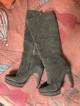 Botas largas con estoperoles de Bershka de segunda mano - GoTrendier