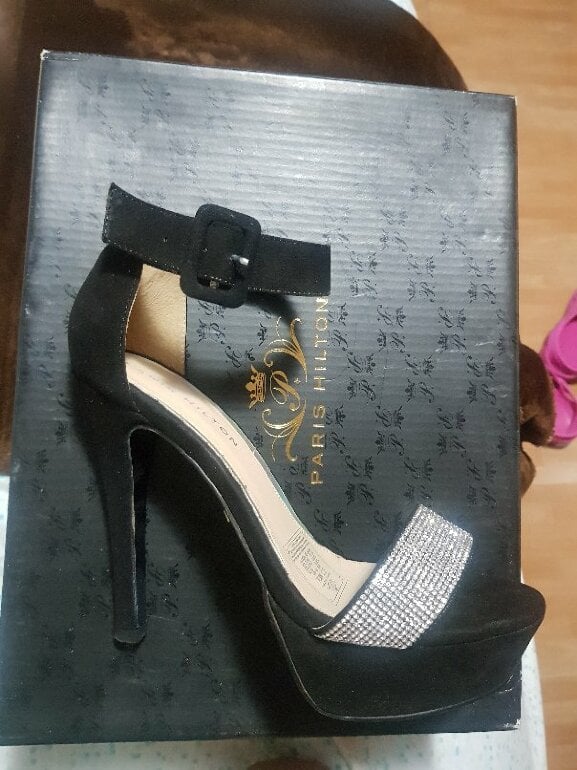 Zapatillas negras abiertas, con de Paris Hilton de