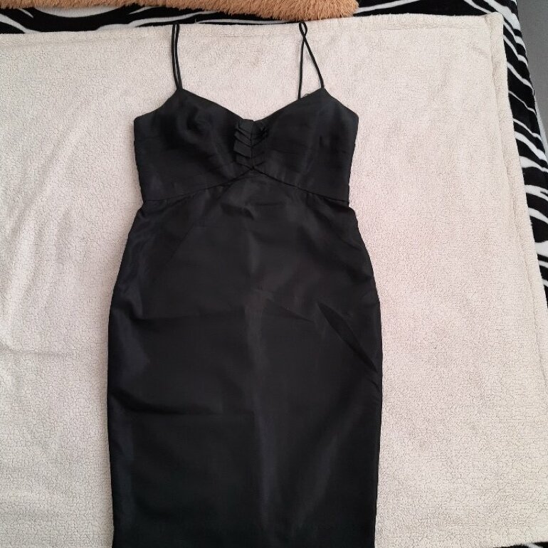 Vestido negro de cóctel de Zara de segunda mano - GoTrendier