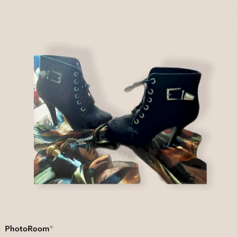 Botines con plataforma y vestido de La Milagresa de segunda mano -  GoTrendier