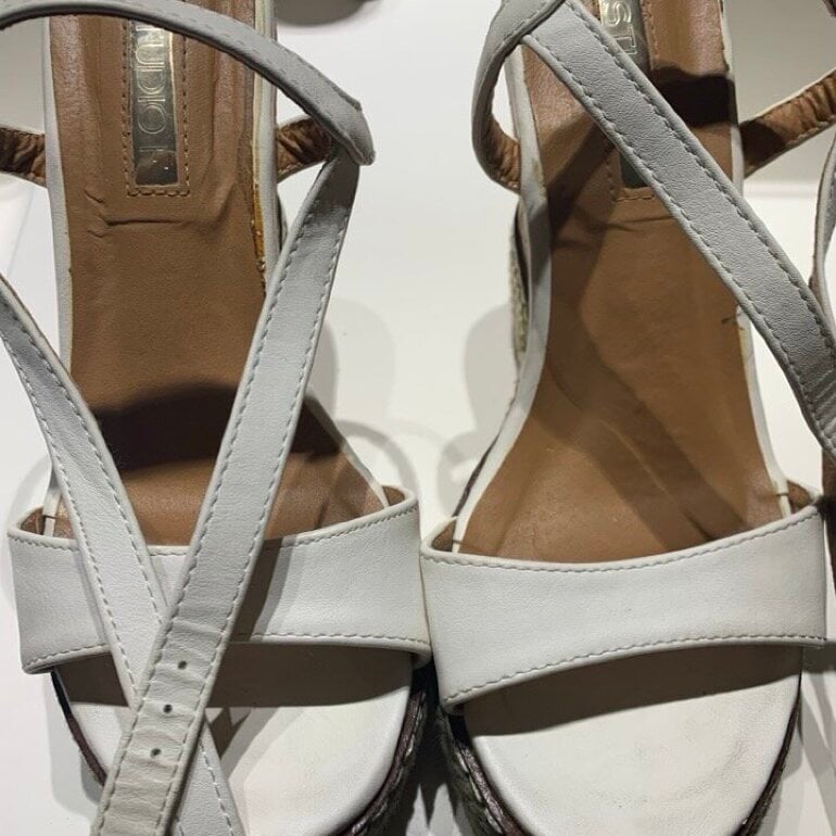 Sandalias blancas de plataforma lindas de Studio F de segunda mano -  GoTrendier
