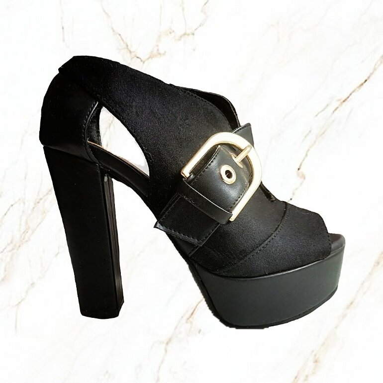 Zapatillas negras con hebillas doradas de Cklass de segunda mano -  GoTrendier