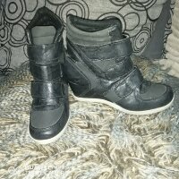 Tenis negros con tacon corrido de si marca de segunda mano - GoTrendier