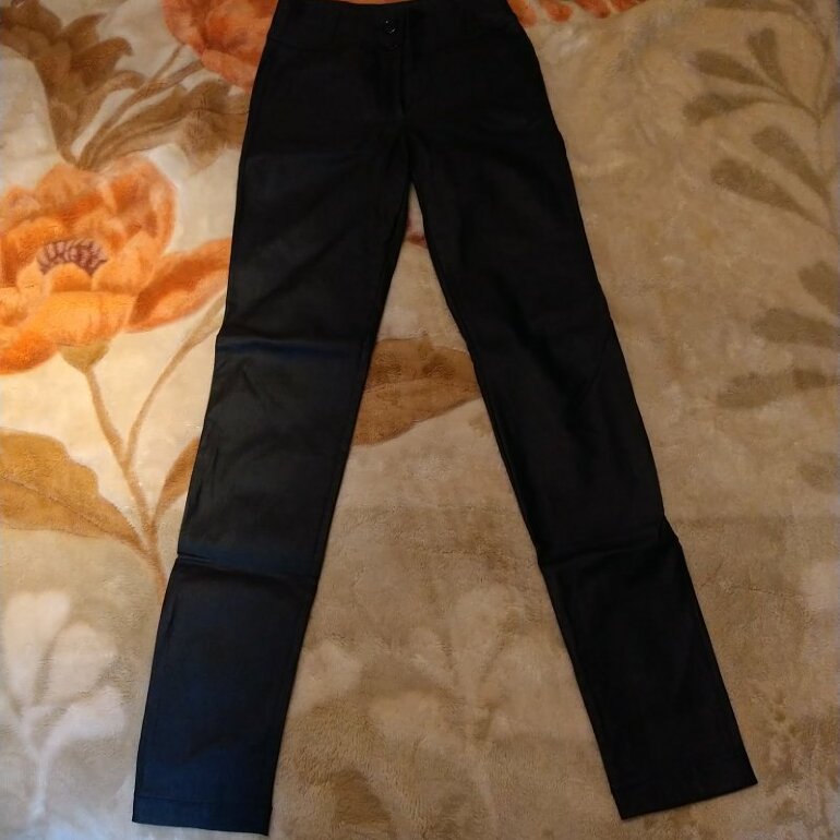 Pantalón negro vinipiel de desconocido de segunda mano - GoTrendier