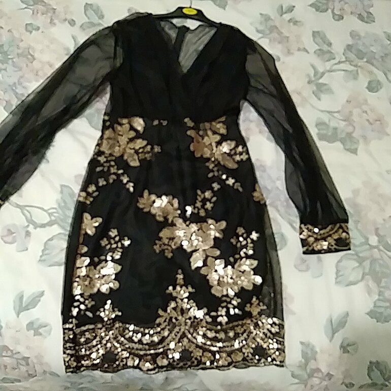 Vestido con lentejas negro con dorado de Shein de segunda mano - GoTrendier