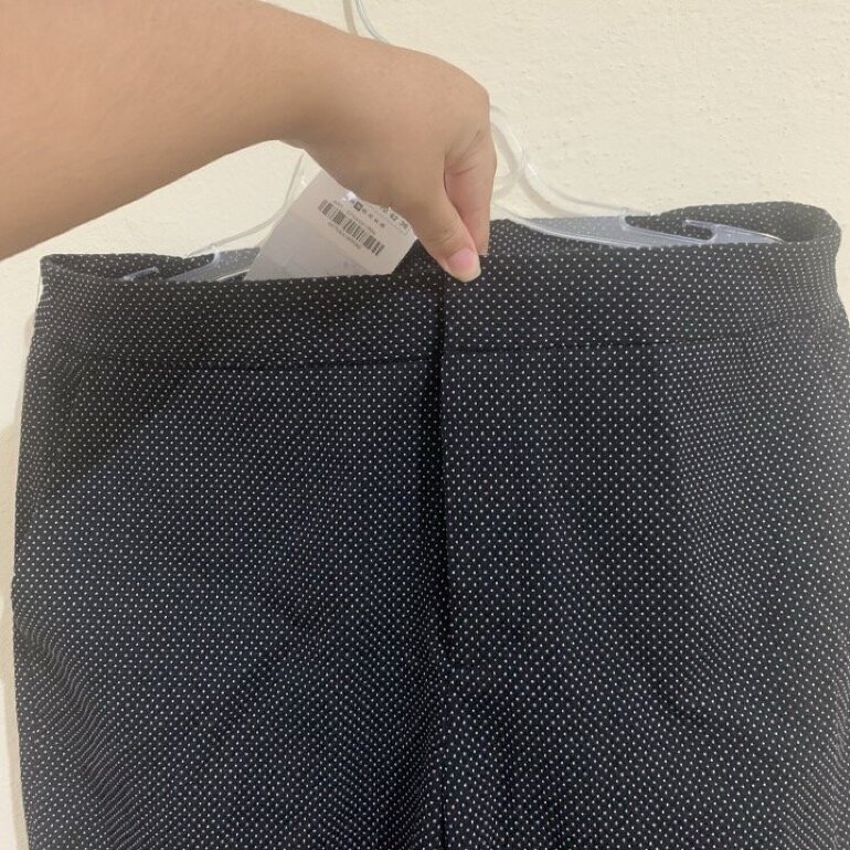 Pantalón negro con puntos blancos de Zara de segunda mano - GoTrendier