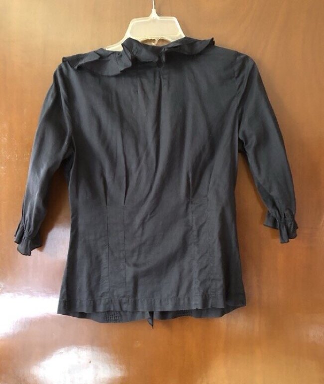Camisa negra con olanes de Otras marcas de segunda mano GoTrendier