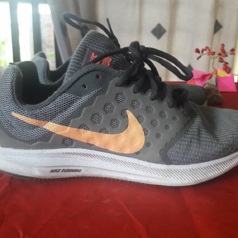Tenis nike gris con naranja de segunda mano - GoTrendier