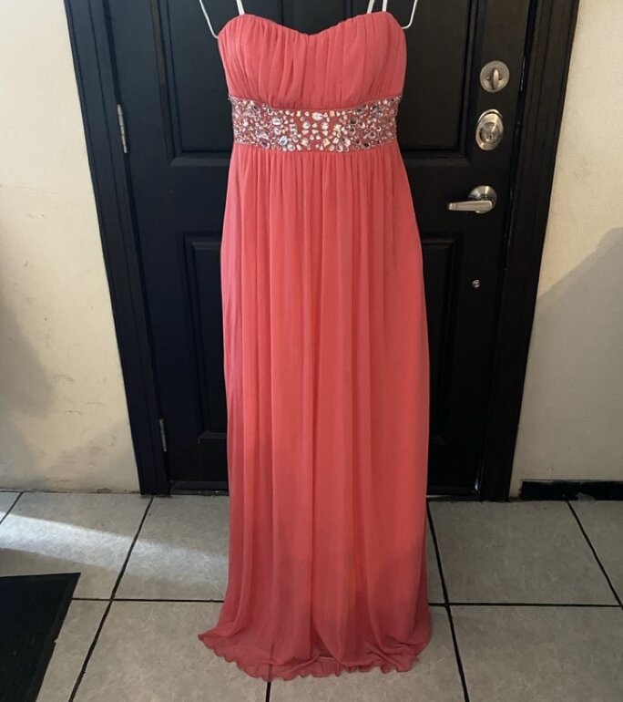 Vestido de gala color salmón de City Triangles de segunda mano