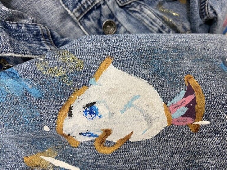 Chamarra DISNEY pintada a mano de DKNY de segunda mano GoTrendier