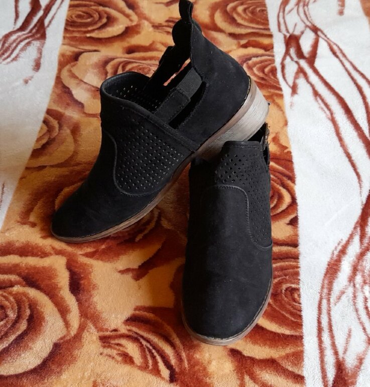 BOTINES NEGROS DE GAMUZA de Tierra Bendita de segunda mano - GoTrendier