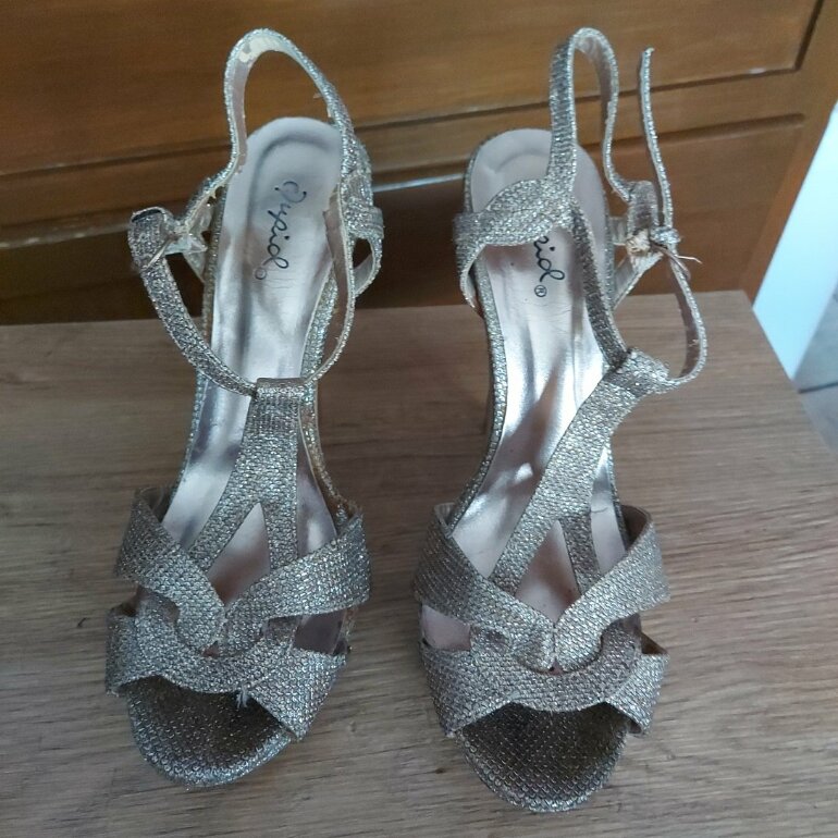 Zapatillas altas doradas con brillo de Qupid de segunda mano - GoTrendier