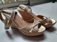 Zapatillas doradas comodas de Dione de segunda mano - GoTrendier