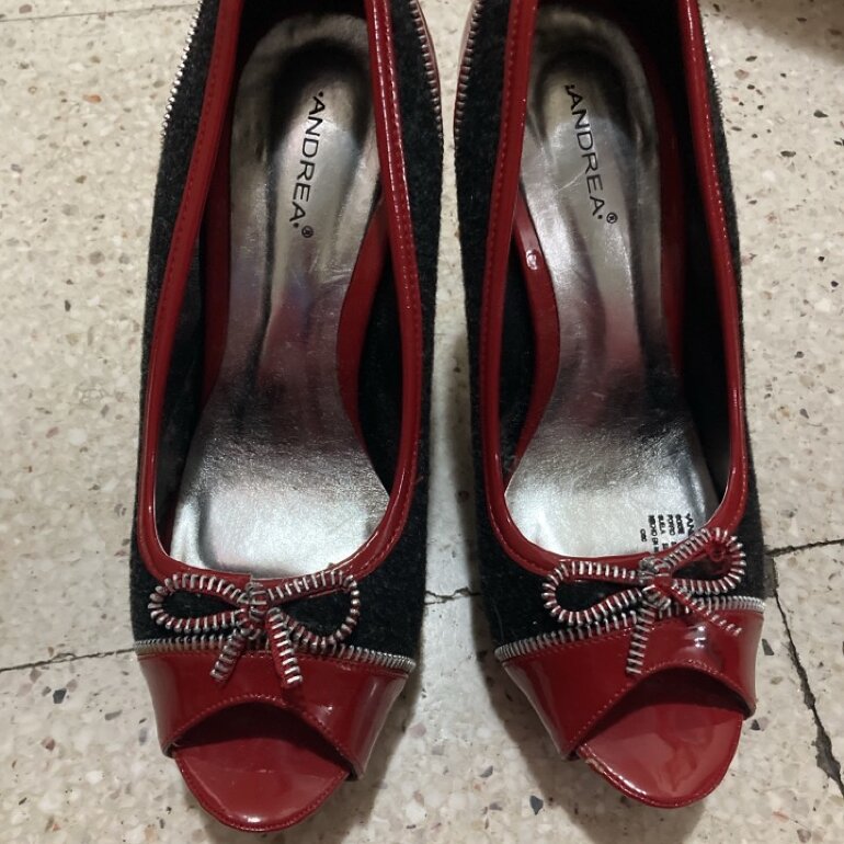 Zapatos gris con rojo altos plataforma de Andrea de segunda mano -  GoTrendier