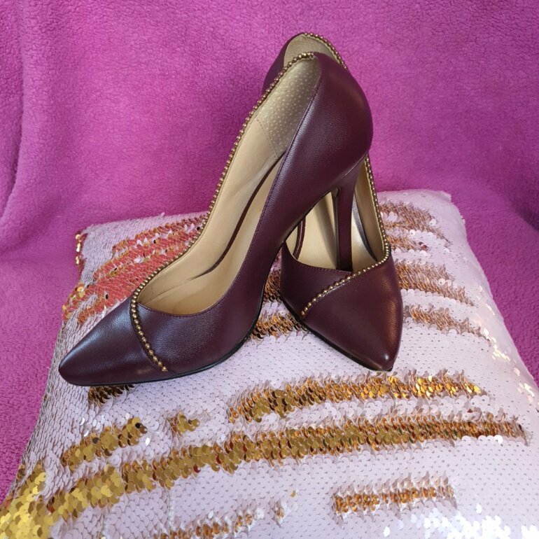 Zapatillas color vino con cinta dorada de Andrea de segunda mano -  GoTrendier