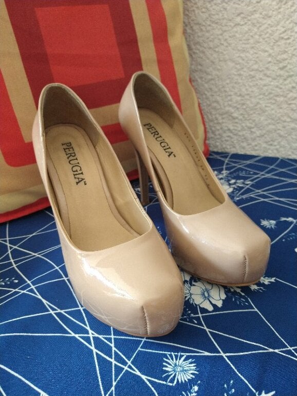 Zapatos Perugia Beige Charol de segunda mano GoTrendier