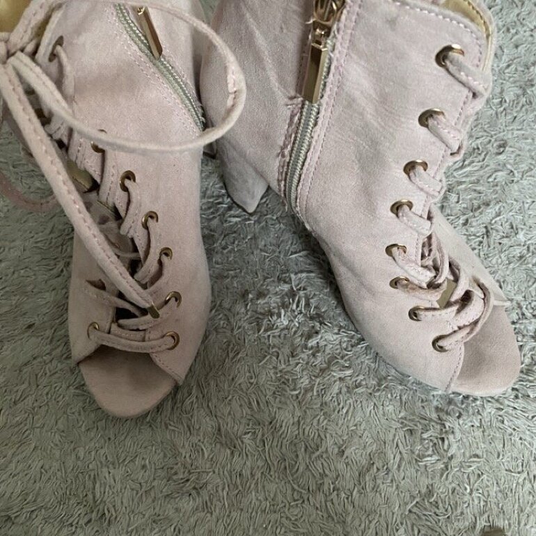 Tacones rosas agujetas de Mundo Terra de segunda mano - GoTrendier