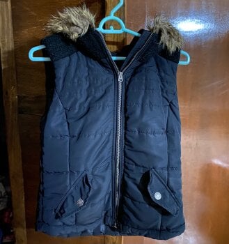 Chaleco Aeropostale negro con gorro XS de Aéropostale de segunda mano -  GoTrendier