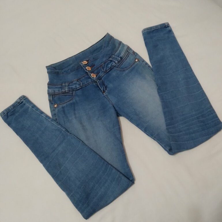 Jeans azules con adorno de Yolosmi de segunda mano - GoTrendier