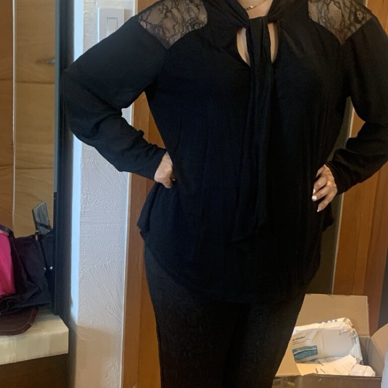 Blusa negra con encaje de Punto Roma de segunda mano - GoTrendier