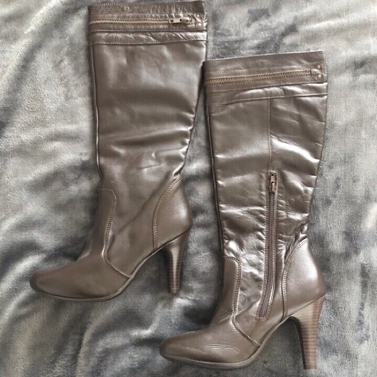 Botas largas de piel café oscuro de Yaeli Fashion de segunda mano -  GoTrendier
