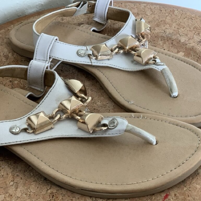 Huaraches con detalles en dorado de Andrea de segunda mano - GoTrendier