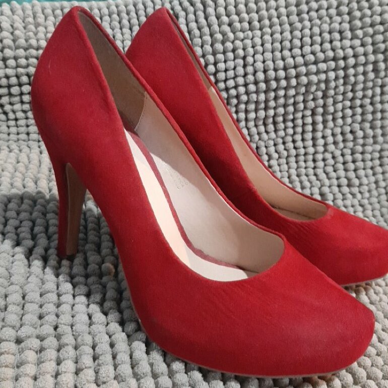 Lindas zapatillas rojas de Dorothy Gaynor de segunda mano - GoTrendier